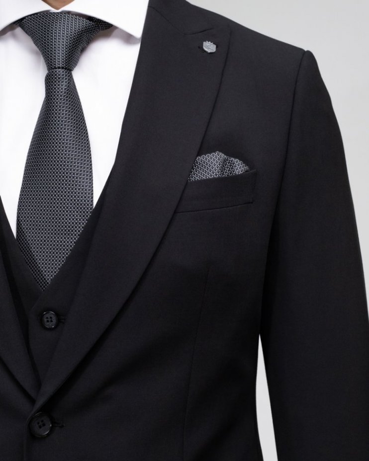 Элегантный черный классический костюм-тройка